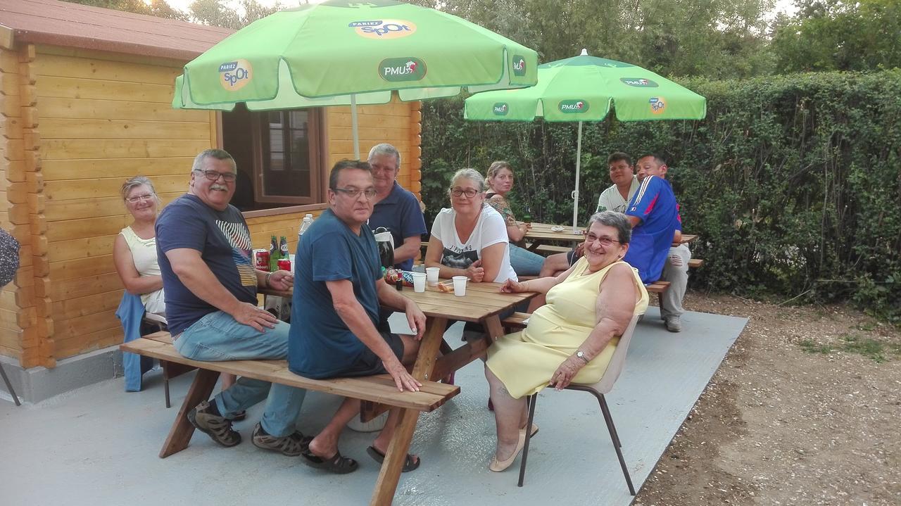 Camping Loisirs Des Groux Mousseaux-sur-Seine Экстерьер фото