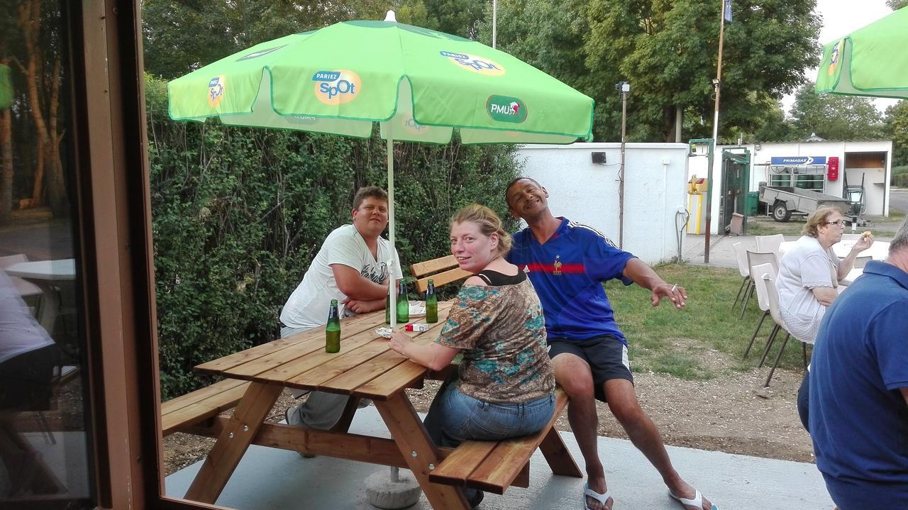Camping Loisirs Des Groux Mousseaux-sur-Seine Экстерьер фото